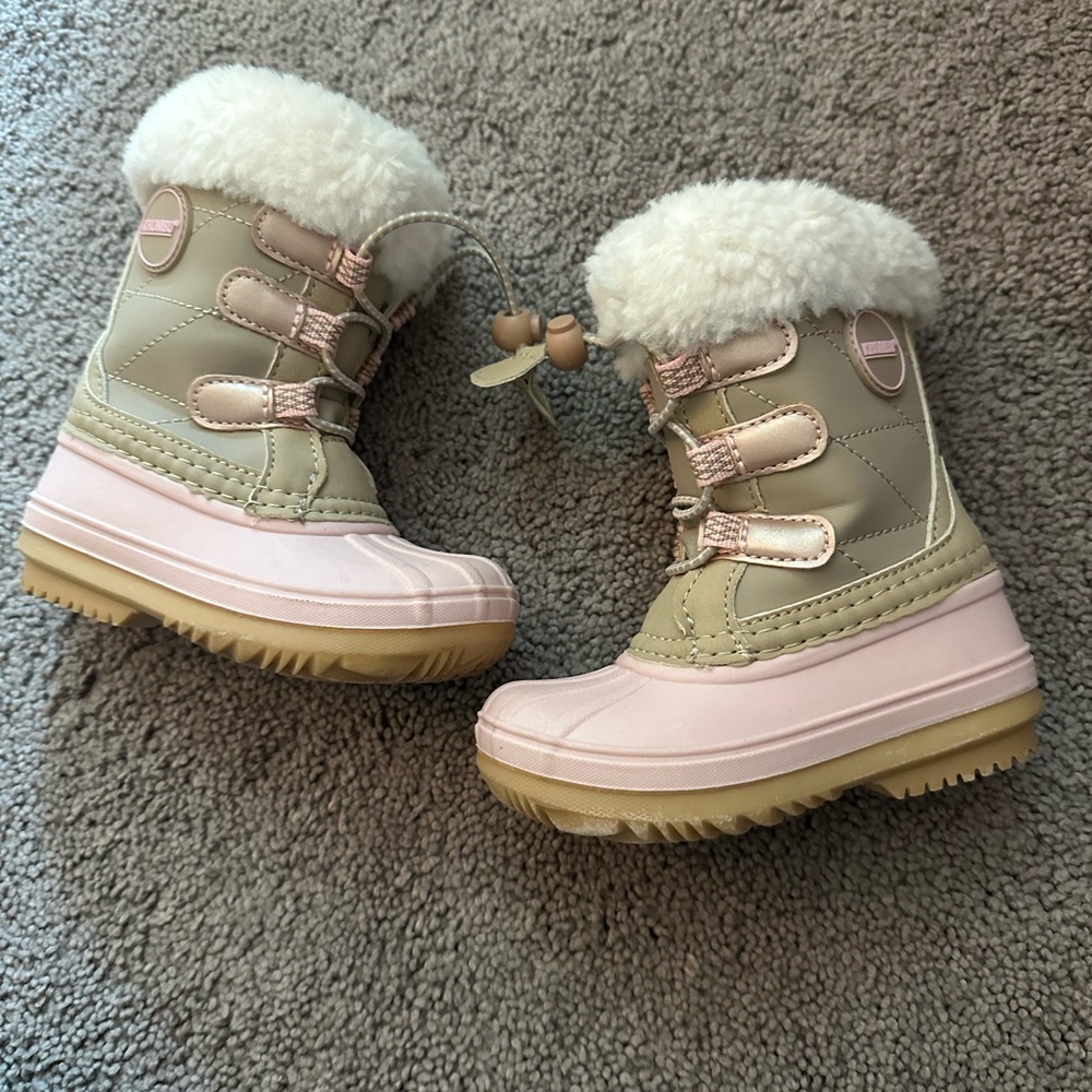Khombu toddler girl size 6 snow boot